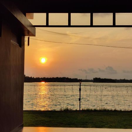 Wind &Waves Apartment Kollam Bagian luar foto