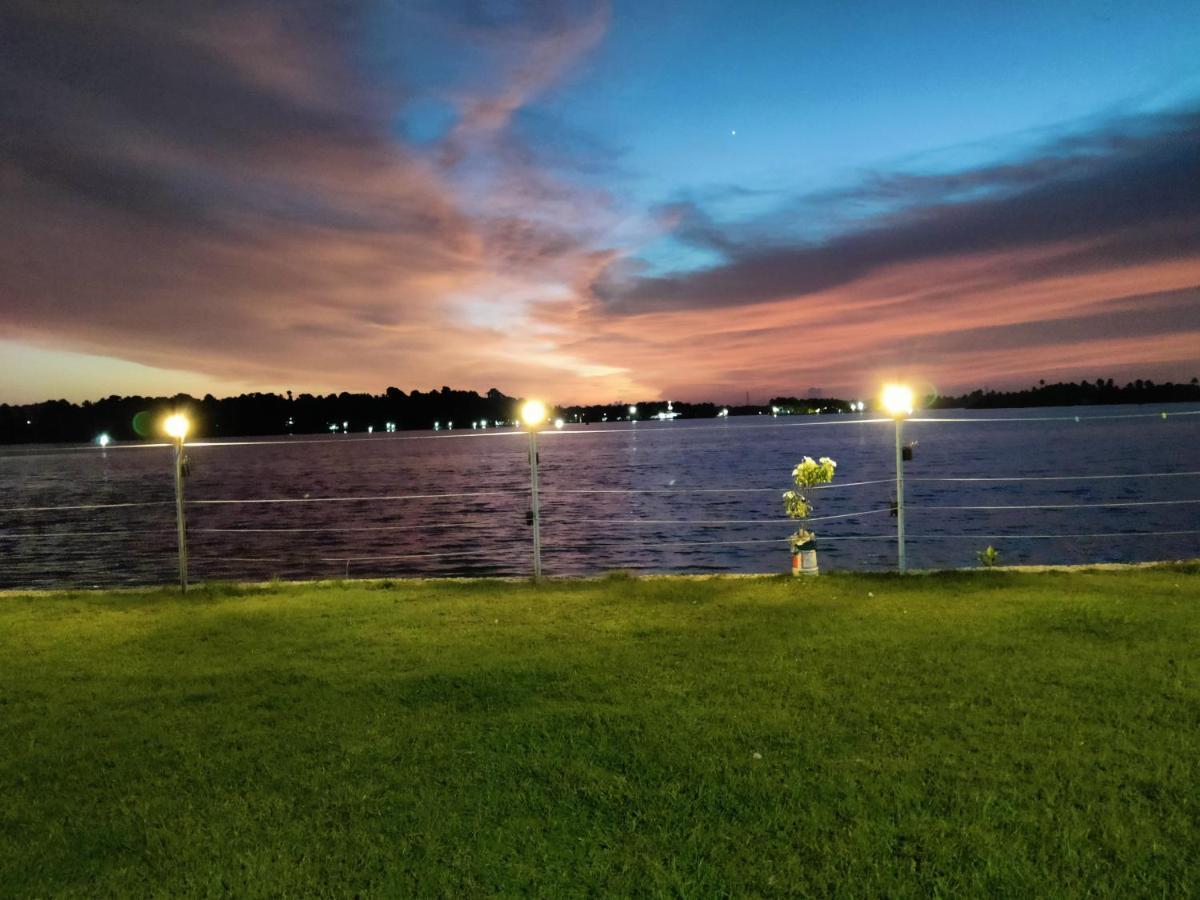 Wind &Waves Apartment Kollam Bagian luar foto