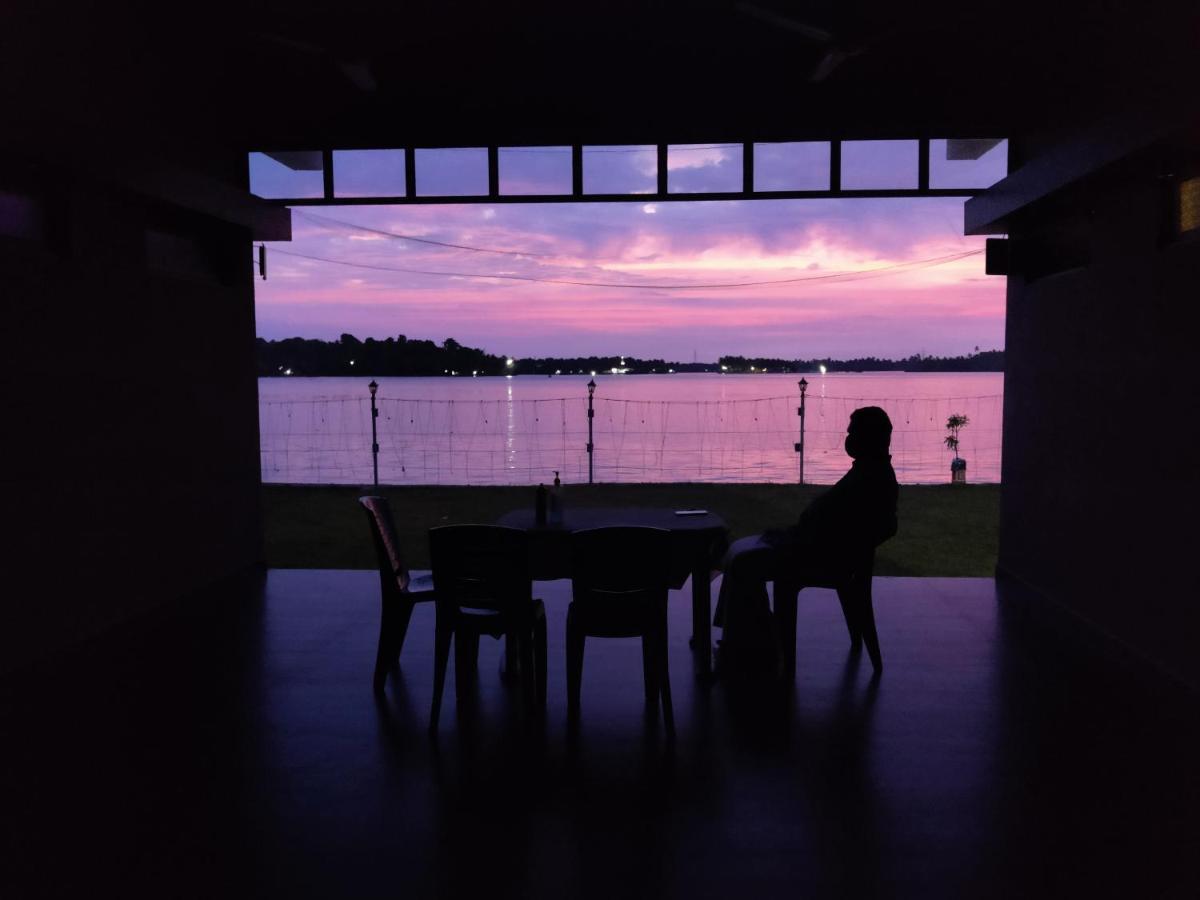 Wind &Waves Apartment Kollam Bagian luar foto